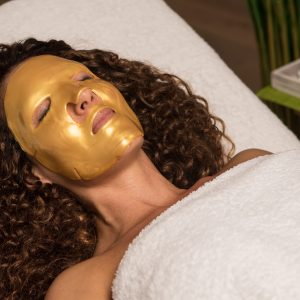 Frau mit Golden Face Gesichtsmaske