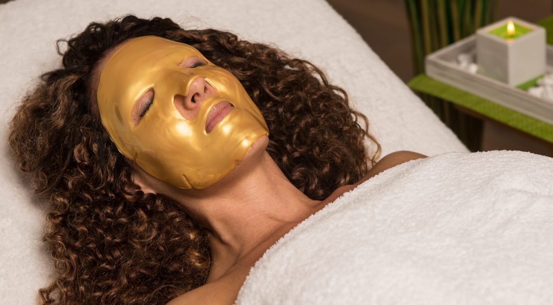 Golden Face Maske auf Model