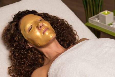 Golden Face Maske auf Model
