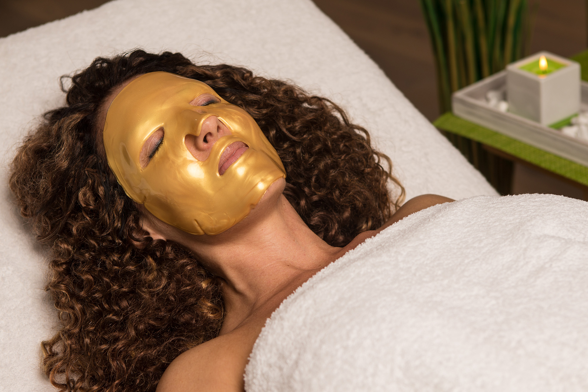 Golden Face Maske auf Model